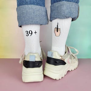 Socken "happy 40", witziges Geschenk zum 40. Geburtstag, hochwertig bestickt mit 39+ Mittelfinger, aus 80% Baumwolle, weiß für Mann und Frau