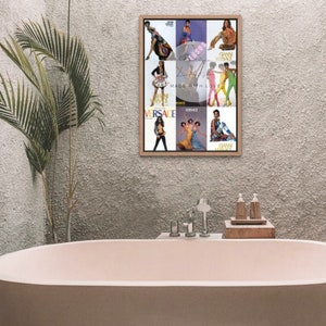 Pu&ograve; includere: Un collage incorniciato di pubblicit&agrave; di riviste vintage con modelle che indossano abiti e accessori colorati. Il collage include il testo "Made with Love" e "Versace".