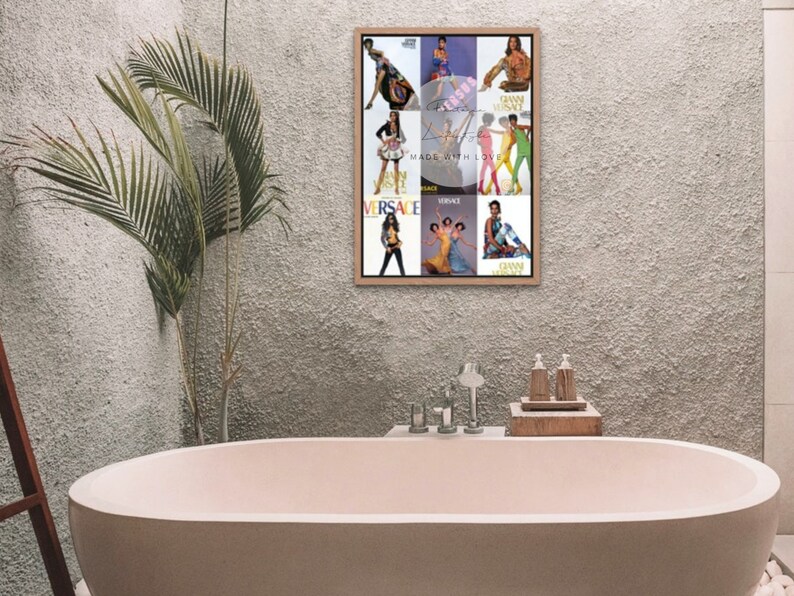 Pu&ograve; includere: Un collage incorniciato di pubblicit&agrave; di riviste vintage con modelle che indossano abiti e accessori colorati. Il collage include il testo "Made with Love" e "Versace".