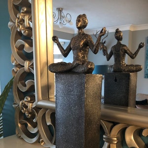 Estatua alta y elegante de mujer yoga en bronce: base con efecto granito, adorno artístico (44 cm)