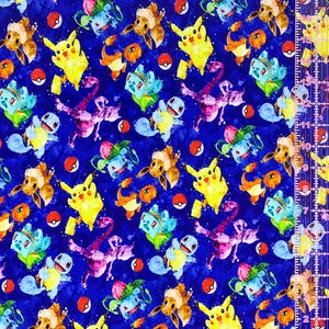 Puede incluir: Una tela azul con un patr&oacute;n repetido de personajes de dibujos animados coloridos. Los personajes son una mezcla de Pok&eacute;mon, incluyendo Pikachu, Bulbasaur y Charmander. La tela es perfecta para proyectos de manualidades, como hacer bolsos, almohadas o colchas.
