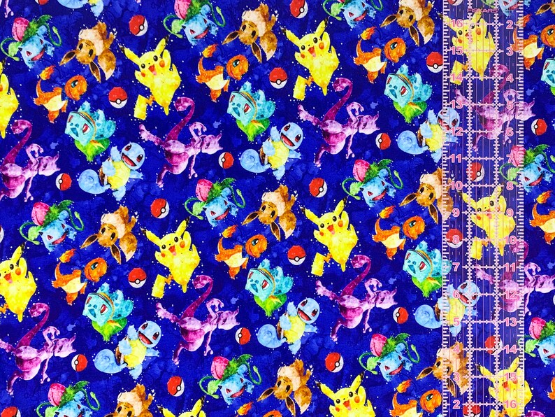 Puede incluir: Una tela azul con un patr&oacute;n repetido de personajes de dibujos animados coloridos. Los personajes son una mezcla de Pok&eacute;mon, incluyendo Pikachu, Bulbasaur y Charmander. La tela es perfecta para proyectos de manualidades, como hacer bolsos, almohadas o colchas.