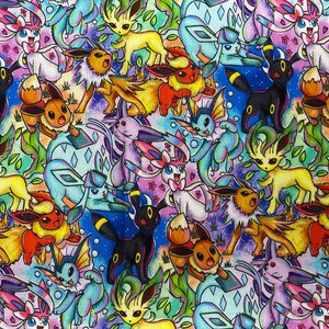 Puede incluir: Un patr&oacute;n ilustrado colorido con varios personajes de Pok&eacute;mon, incluyendo Eevee, Vaporeon, Jolteon, Flareon, Espeon, Umbreon y Glaceon. Los personajes se representan en una variedad de poses y expresiones, con colores vibrantes y detalles intrincados.