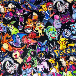 Puede incluir: Un fondo negro con un patr&oacute;n colorido de varios personajes de Pok&eacute;mon. Los personajes est&aacute;n dibujados en un estilo de dibujos animados e incluyen a Pikachu, Charmander, Bulbasaur, Squirtle y muchos m&aacute;s. La palabra "Pok&eacute;mon" est&aacute; escrita en letras blancas grandes en la parte inferior del dise&ntilde;o.