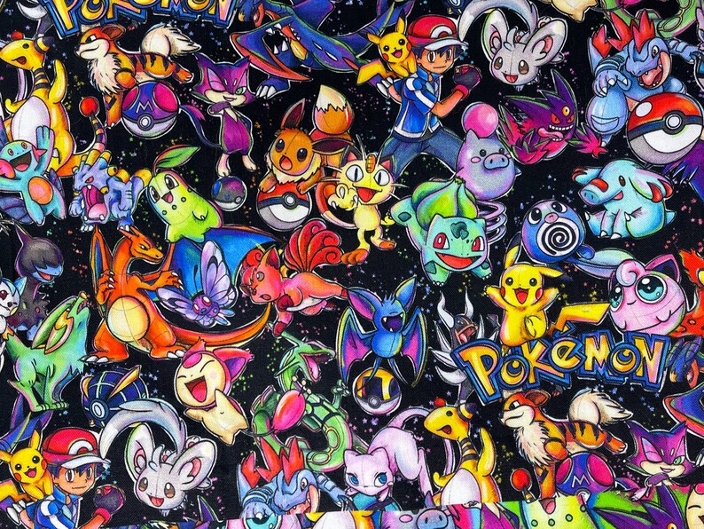 Puede incluir: Un fondo negro con un patr&oacute;n colorido de varios personajes de Pok&eacute;mon. Los personajes est&aacute;n dibujados en un estilo de dibujos animados e incluyen a Pikachu, Charmander, Bulbasaur, Squirtle y muchos m&aacute;s. La palabra "Pok&eacute;mon" est&aacute; escrita en letras blancas grandes en la parte inferior del dise&ntilde;o.