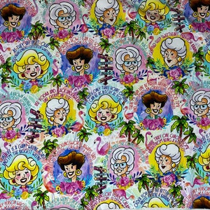 Peut inclure: Un tissu imprimé coloré avec un motif répétitif de personnages de dessins animés avec des dictons humoristiques. Les personnages sont des femmes avec des cheveux blancs et des lunettes. Les dictons incluent "Comme on dit, "Na, Na, Na"..." et "Il n'y a que trois heures..."