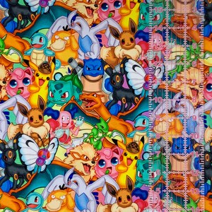 Puede incluir: Una tela colorida con un patr&oacute;n repetido de varios personajes de Pok&eacute;mon, incluyendo Pikachu, Bulbasaur, Charmander, Squirtle y Eevee. La tela es una mezcla vibrante de amarillo, verde, azul, rojo y rosa.