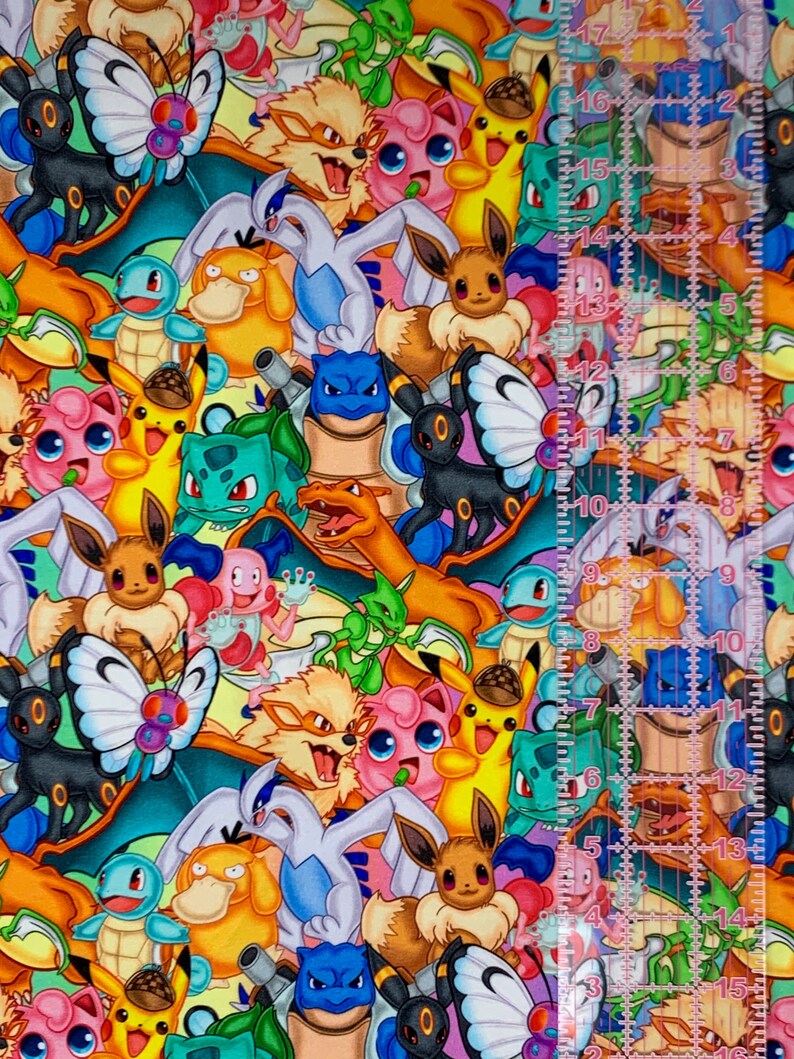 Puede incluir: Una tela colorida con un patr&oacute;n repetido de varios personajes de Pok&eacute;mon, incluyendo Pikachu, Bulbasaur, Charmander, Squirtle y Eevee. La tela es una mezcla vibrante de amarillo, verde, azul, rojo y rosa.