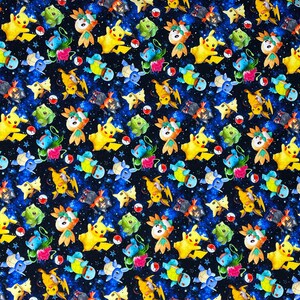 Puede incluir: Una tela negra con un patr&oacute;n repetitivo de personajes de dibujos animados amarillos, azules y verdes. Los personajes est&aacute;n sobre un fondo estrellado azul y negro.