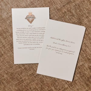 Puede incluir: Dos tarjetas blancas con texto manuscrito y una ilustración de corazón. Una tarjeta dice "Día 6" con un pasaje sobre la rendición. La otra tarjeta tiene "Pensamientos adicionales: Recibe la gracia" y un versículo bíblico.