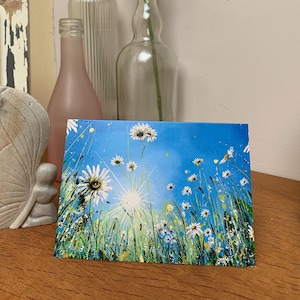 Just Be - blanco kaart, zon, grassen, witte en gele bloemen, blauwe lucht, ossenoogmadeliefjes, van een origineel acrylschilderij, kaarten, verjaardag