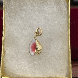 14k solid gold mini conch shell pendant