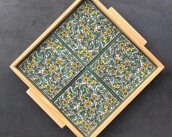 Tablett aus hellem Holz mit grün-gelben Keramikfliesen-Deko , Servierplatte, Kaffeeservice, Einweihungsgeschenk, Versand aus Deutschland