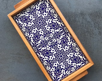 Holztablett mit mediterranen Keramik-Fliesen in blau/weißem Mandala-Muster, Dekotablett, Servierplatte, handgemacht