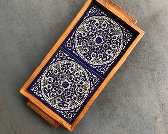 Holztablett mit orientalischen Keramik-Fliesen in blau/weißem Mandala-Muster, Dekotablett, Servierplatte, handgemacht