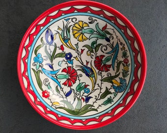 Schale mit rotem/türkisfarbenem Blumenmuster