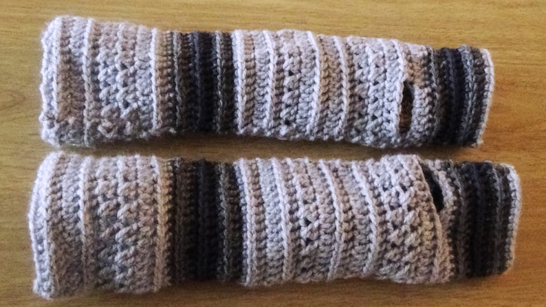 Paar gehäkelte Armwärmer, Häkelanleitung Armstulpen 25cm DE/EN: PDF-Beschreibung Fäustlinge, gehäkelte Fingerlose Handschuhe, Mitaines Pulswärmer.