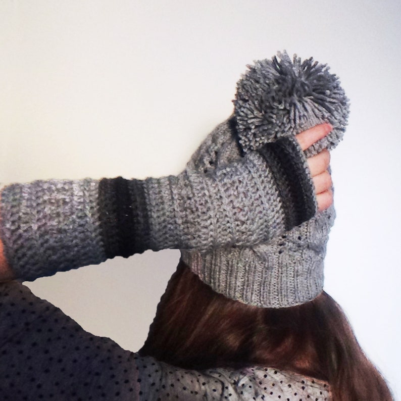 Paar gehäkelte Armwärmer, Häkelanleitung Armstulpen 25cm DE/EN: PDF-Beschreibung Fäustlinge, gehäkelte Fingerlose Handschuhe, Mitaines Pulswärmer. Strickmütze mit einem Bommel.