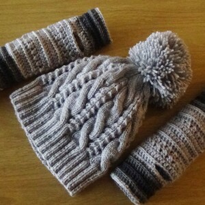 Paar gehäkelte Armwärmer, Häkelanleitung Armstulpen 25cm DE/EN: PDF-Beschreibung Fäustlinge, gehäkelte Fingerlose Handschuhe, Mitaines Pulswärmer. Strickmütze mit einem Bommel.