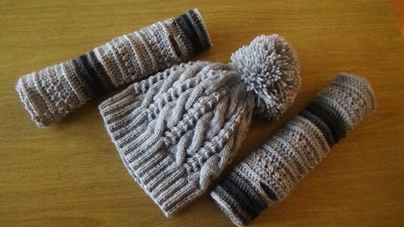 Paar gehäkelte Armwärmer, Häkelanleitung Armstulpen 25cm DE/EN: PDF-Beschreibung Fäustlinge, gehäkelte Fingerlose Handschuhe, Mitaines Pulswärmer. Strickmütze mit einem Bommel.