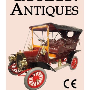 Könnte beinhalten: Illustration eines Oldtimers mit dem Text "CANADIAN ANTIQUES" oben und "Ein Autoquartett" unten. Das Auto ist weinrot mit roten Rädern und einem schwarzen Dach. Das Bild hat einen hellrosa Hintergrund.