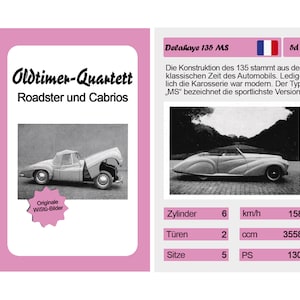 Może przedstawiać: Czarno-białe zdjęcie zabytkowego roadstera Delahaye 135 MS. Samochód jest kabrioletem ze złożonym dachem. Samochód znajduje się na utwardzonej drodze z drzewami w tle. Tekst "Delahaye 135 MS" znajduje się w lewym górnym rogu obrazu. Tekst "bd" znajduje się w prawym górnym rogu obrazu. Tekst "Oldtimer-Quartett Roadster und Cabrios" znajduje się w lewym górnym rogu obrazu. Tekst "Originale Wistü-Bilder" znajduje się w lewym dolnym rogu obrazu. Tekst "Zylinder 6 km/h 158 Türen 2 ccm 3558 Sitze 5 PS 130" znajduje się w prawym dolnym rogu obrazu.