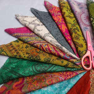 Seta vintage, riciclare i resti di saree di seta, 20 pezzi di resti di seta quadrati, scarti di tessuto multicolore di seta, lotto all'ingrosso di resti di seta