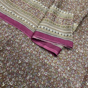 以下が含まれることがあります： ブルゴーニュ、ブラウン、白の色合いのペイズリーと小さな花のパターンが特徴のフローラル生地。生地にはストライプのボーダーと無地のブルゴーニュのエッジがあります。生地は折りたたまれています。