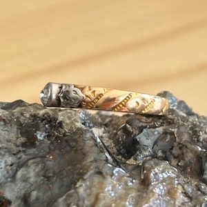 Alter Ring aus dem 19. Jahrhundert aus 18 Karat Roségold, Platin und Diamant Bild 1