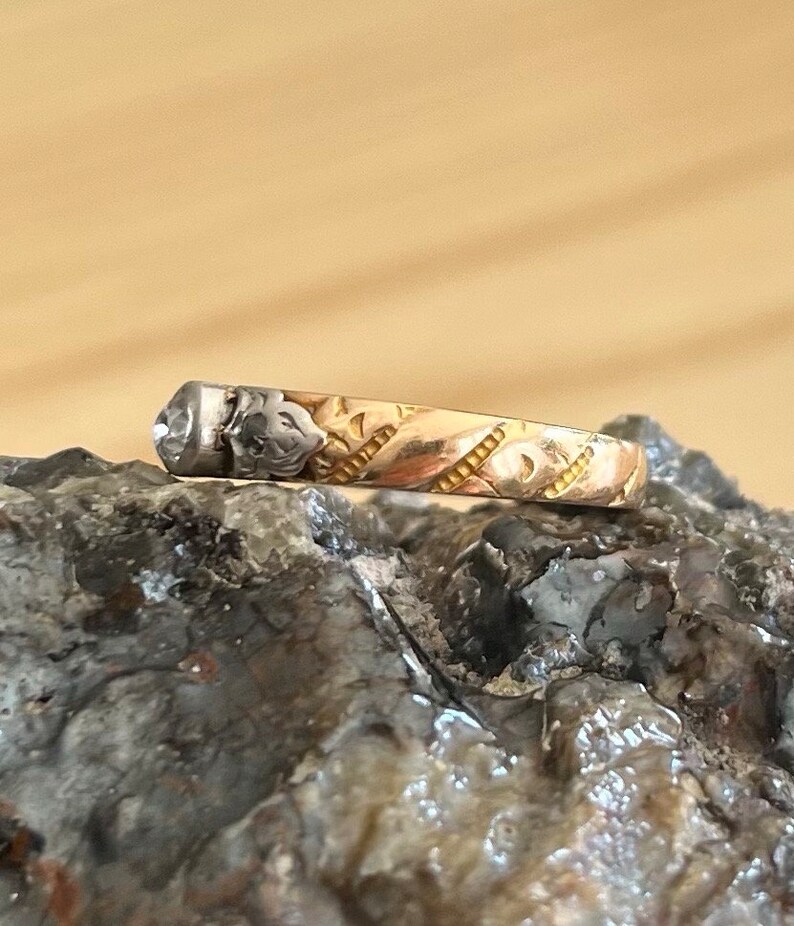 Alter Ring aus dem 19. Jahrhundert aus 18 Karat Roségold, Platin und Diamant Bild 1