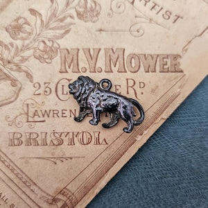 Antique Costume Silver Metal Lion Charm, Small Leo pendant, Vintage Charm, Silver Tone Pendant, Old Animal Jewellery, Zodiac Leo Jewellery