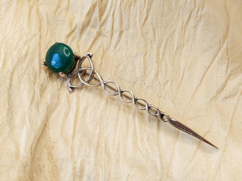 Sword Mythology Kilt Pin /'As Found/' Condition Vintage Scottish Celtic Knot Dirk Kilt Pin Green Glass Cabochon Long White Metal Brooch
