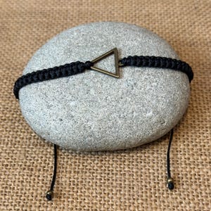 Triangelarmband - Tre symbolers kraft - Svart armband - Herrarmband - Geometrisk berlock - Dåtid, nutid och framtid - Handgjort armband - Helig triangel