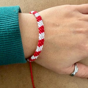 Pulsera tejida - Pulsera de nudos - Colores de Inglaterra - Bandera del Reino Unido - Rojo y blanco - Pulsera del Reino Unido - Pulsera de la amistad - Pulsera hecha a mano - Mărțișor