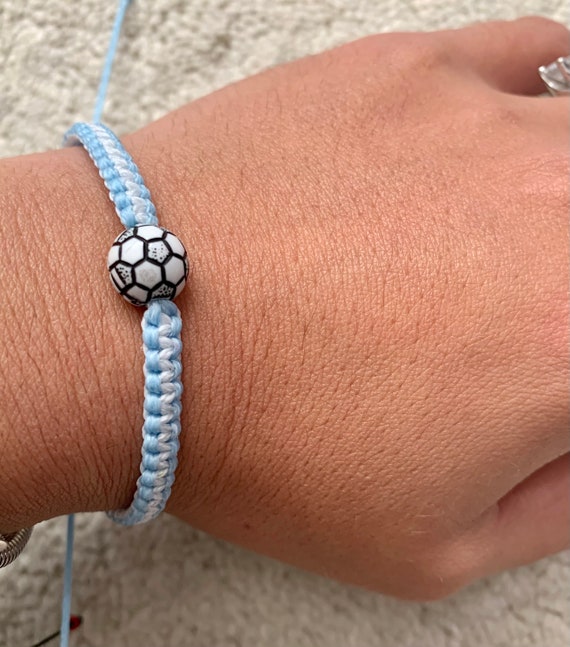 GVEYIQK Lot de 12 bracelets de football pour enfants, bracelet tissé de sport de football, cadeaux de fête sportive, bracelets d'amitié tressés réglables, pour les anniversaires d'enfants sportifs GVEYIQK Lot de 12 bracelets de football pour enfants, bracelet tissé de sport de football, cadeaux de fête sportive, bracelets d'amitié tressés réglables, pour les anniversaires d'enfants sportifs