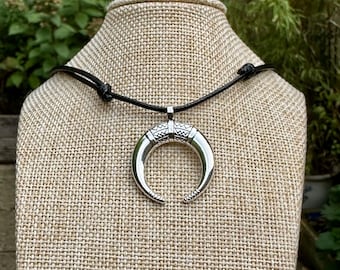 ダブルホーン三日月ペンダントネックレス - 魔女の天体ジュエリー