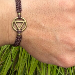AA回復ブレスレット - 円形と三角形のブレスレット - アルコホーリクス・アノニマスジュエリー - 禁酒ギフト - ワックスコットンコードブレスレット - 回復のシンボル