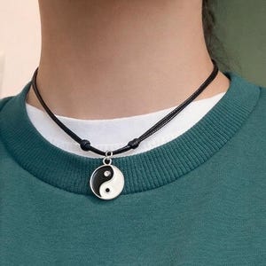 Handgefertigte Yin Yang Anhänger Halskette -Einstellbare Baumwollkordel-Taoismus Balance Symbol-Balance Symbol Schmuck-Tai Chi Anhänger-Herren Halskette