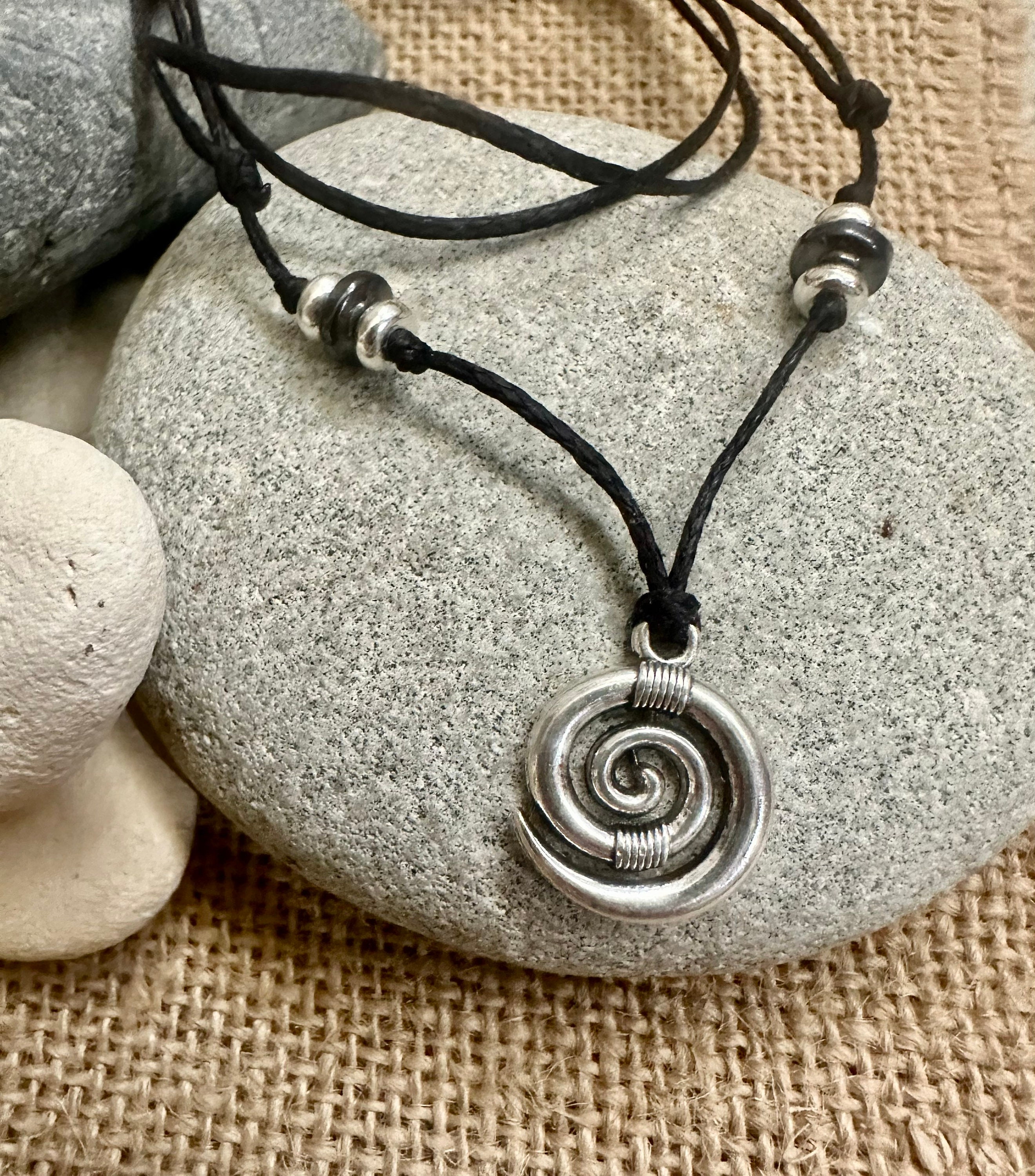 Pendente a spirale-Collana a spirale-Collana per uomo-Piccola spirale celtica-Gioielli mistici-Pendente cerchio della vita-Pendente etico a spirale-Tribale-Regno Unito