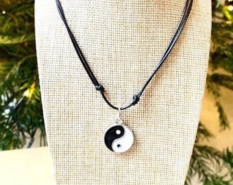 Collar con dseño de Yn y Yang con cuenta con perla artfcal Collar con dseño de Yn y Yang con cuenta con perla artfcal