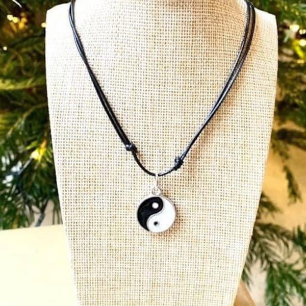 Pendentif Yin et Yang -Collier - Longueur réglable-Pendentif fait main-Collier Yin Yang -Symbole d’équilibre et d’harmonie