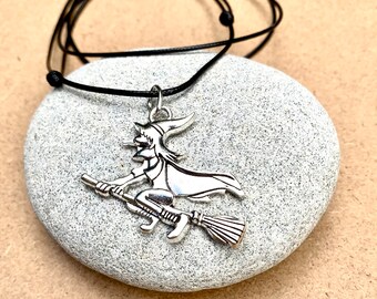 Hexe Halskette-Zauberin, die einen Besen reitet-Fliegende Hexe Halskette-Hexen Anhänger-Halloween Geschenk-Hexen Schmuck-Hexe auf Besen-Wicca Pagan