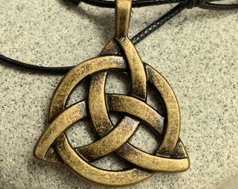 Collana in rame Triskele Nodo della Trinità Triangolo celtico Triquetra Triskelion Gioielli celtici Ciondolo antico con avvolgimento in filo di rame Cordoncino in pelle - Italia Collana in rame Triskele Nodo della Trinità Triangolo celtico Triquetra Triskelion Gioielli celtici Ciondolo antico con avvolgimento in filo di rame Cordoncino in pelle - Italia