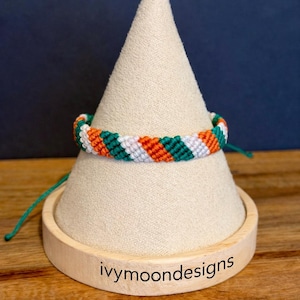 Pulsera de la amistad con la bandera de Irlanda hecha a mano - Regalo impermeable para el Día de San Patricio - Pulsera anudada - Ajustable - Unisex - Naranja, blanco y verde