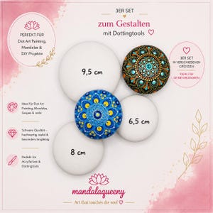 Könnte beinhalten: Ein 3er-Set aus drei glatten, weißen, runden Steinen zum Dot-Painting mit Durchmessern von 9,5 cm, 8 cm und 6,5 cm. Zwei Steine sind mit komplexen Mandala-Punktmustern in Blau, Gelb, Orange und Türkis bemalt. Text: 3ER SET, 9,5 cm, 8 cm, 6,5 cm und mandalaqueeny.