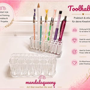 Könnte beinhalten: Zwei rechteckige Organizer aus klarem Acryl mit mehreren zylindrischen Fächern zur Aufbewahrung von Werkzeugen. Einer ist leer, der andere enthält verschiedene bunte Dotting-Tools, Stifte und einen Bleistift. Der Text umfasst Toolhalter, mandalaqueeny und Art that touches the soul.