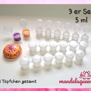 Può includere: Set di 18 piccoli barattoli di vernice, ognuno con un coperchio. I barattoli sono disposti in file e sono etichettati "3 er Set 5 ml". Il testo "18 Töpfchen gesamt" è anche visibile nell'immagine.