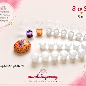 Könnte beinhalten: Ein Set aus 18 kleinen Kunststoff-Farbtöpfchen mit je 5 ml Fassungsvermögen, angeordnet in Streifen. Ein orangefarbener Stein zeigt ein handgemaltes Mandala-Design in Lila, Pink und Weiß. Der Text 3 er Set, 5 ml und 18 Töpfchen gesamt ist sichtbar.