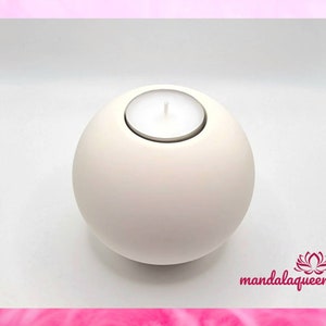 Può includere: Portacandele in ceramica bianca a forma di sfera con un piccolo foro rotondo nella parte superiore per una candela tea light.