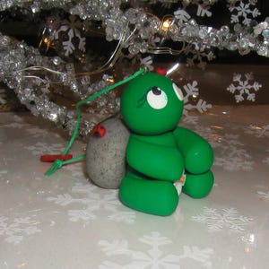 Adorno navideño de arcilla polimérica hecho a mano con forma de tortuga Shell-Shocker